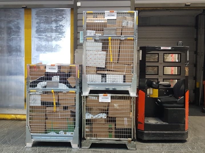 Die Paket-Gitterbox im Einsatz beim Transport von Paketen in einem Postterminal