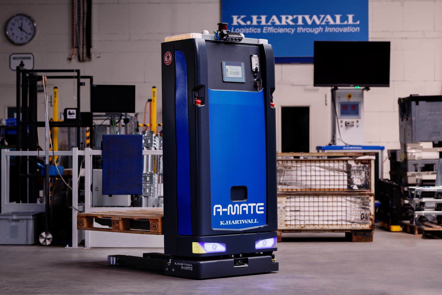 A-MATE FreeLift supports efficient pallet handling even in tight spaces with omnidrive