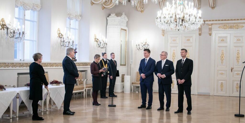 Finnish president handing out the innovaion award to K.Hartwall in 2022